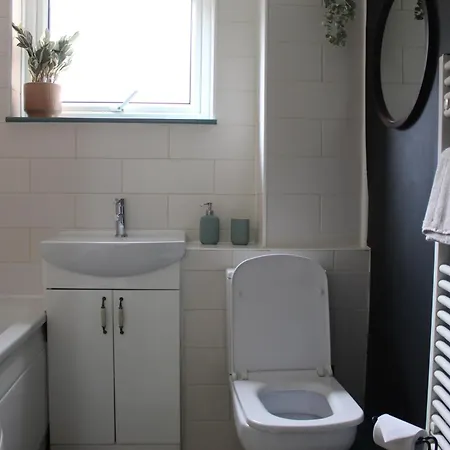 Urban Retreat - Modern 2 Bed Apartment *